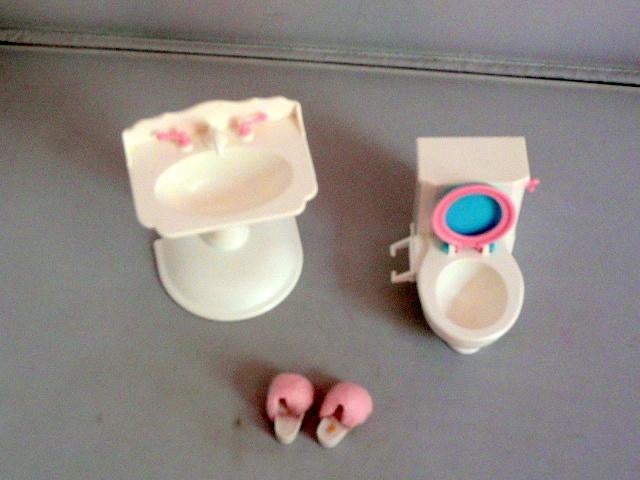 Barbie # Wasbak, toilet en slofjes, Ophalen of Verzenden, Zo goed als nieuw, Barbie