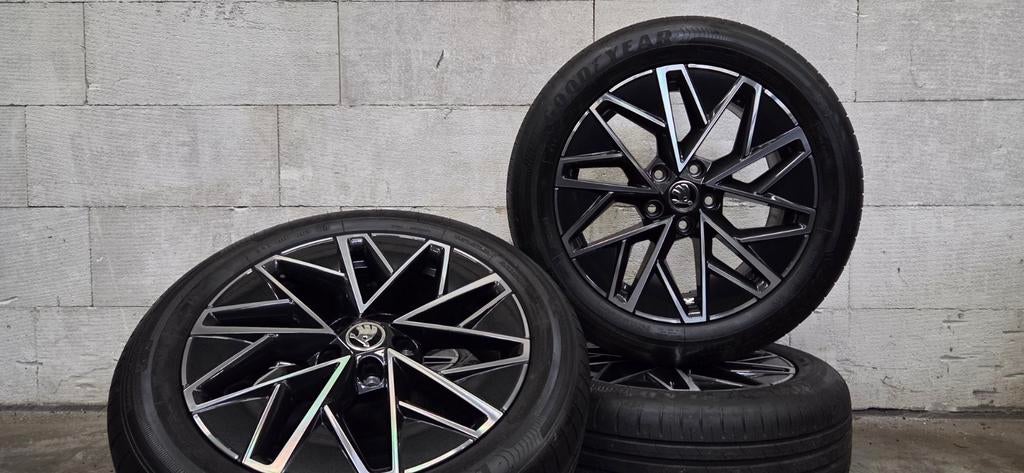 17" Skoda Octavia iV originele velgen zomerbanden nieuw, Banden en Velgen, Nieuw, 17 inch, V