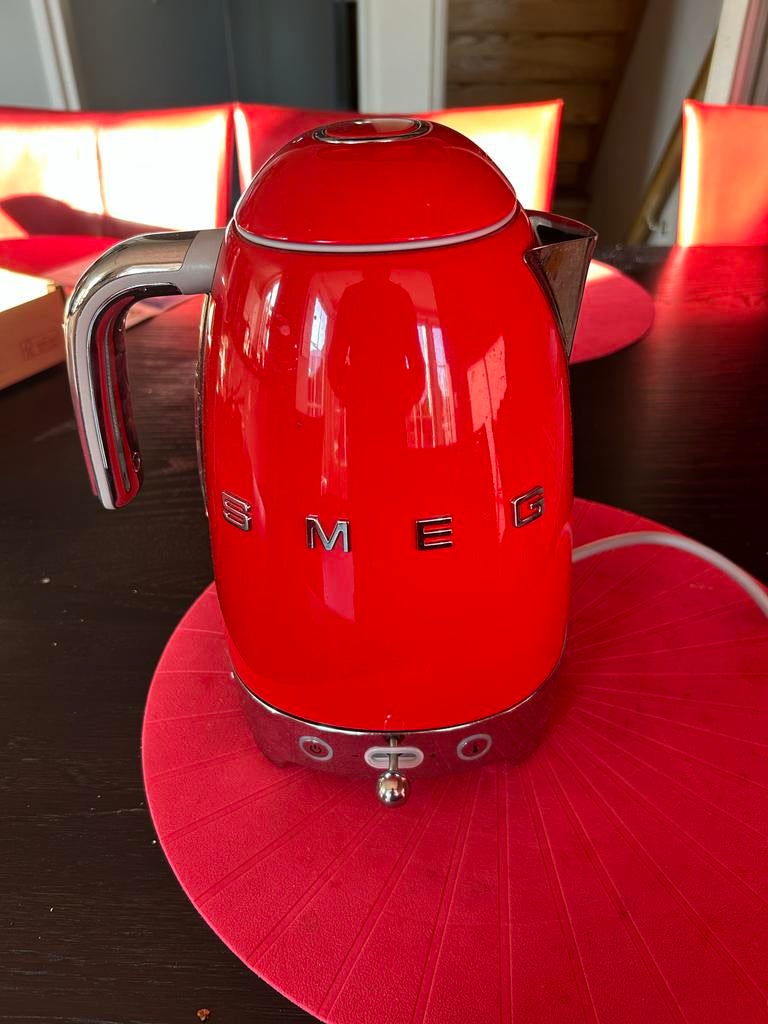 Smeg Waterkoker Rood - Nieuw model KLF04RDEU, Witgoed en Apparatuur, Waterkokers, 1 tot 2 liter, Ophalen, Zo goed als nieuw, Draadloos