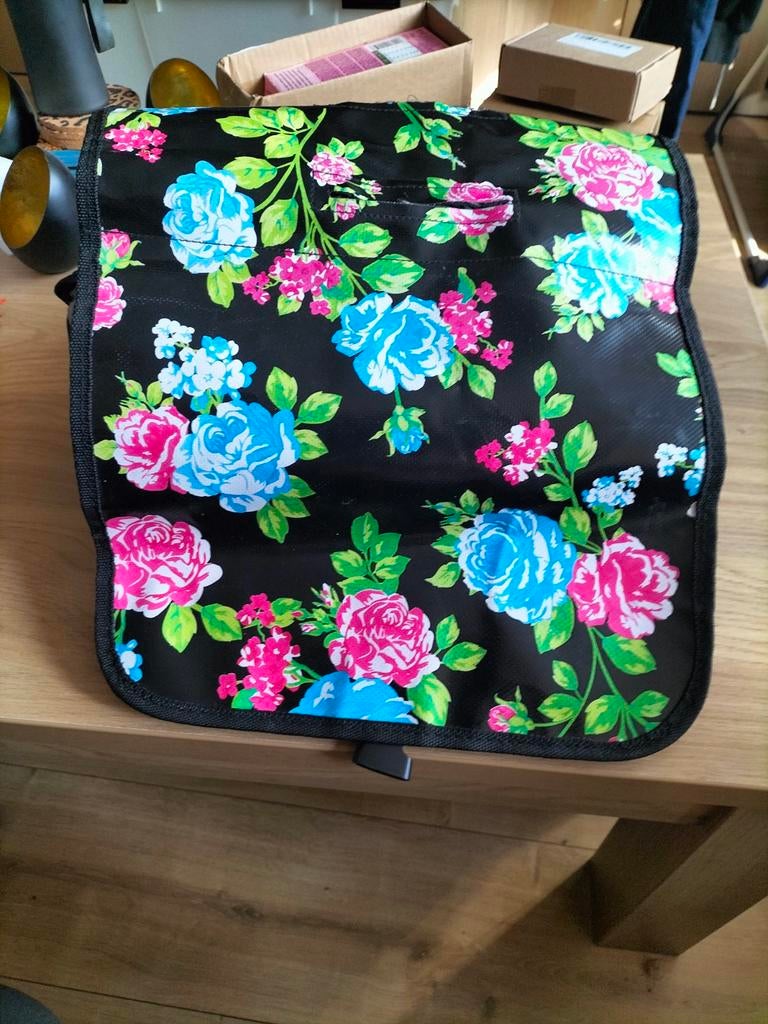 Zo goed als nieuwe fietstas met bloemenprint, Fietsen en Brommers, Fietsaccessoires | Fietstassen, Ophalen of Verzenden, Zo goed als nieuw