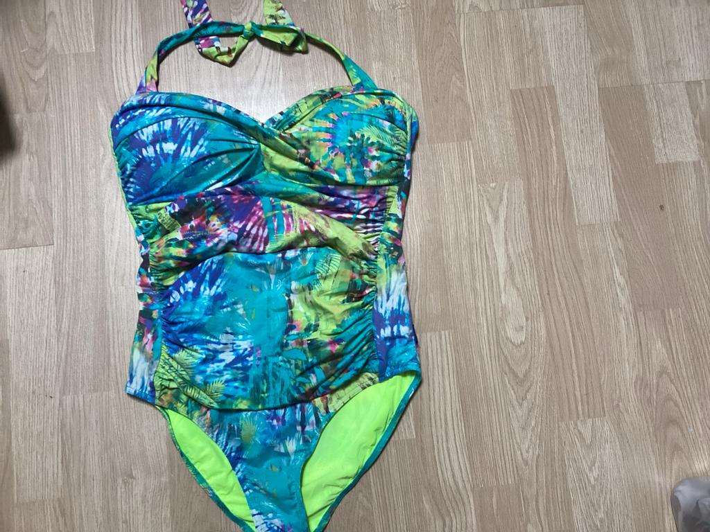 Mooi halter badpak mt 46, Kleding | Dames, Badmode en Zwemkleding, Ophalen of Verzenden, Gedragen, Overige kleuren, Badpak