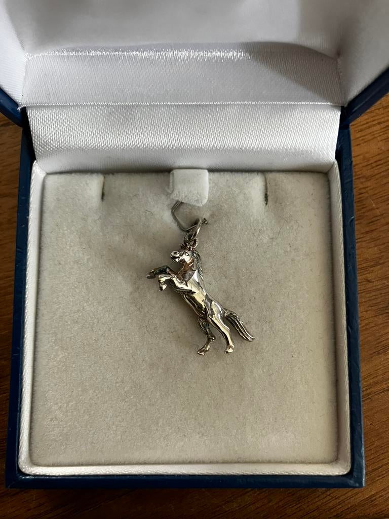 Zilveren hanger springend paard gekeurd zwaardje, Overige merken, Nieuw, Ophalen of Verzenden, 1 bedel