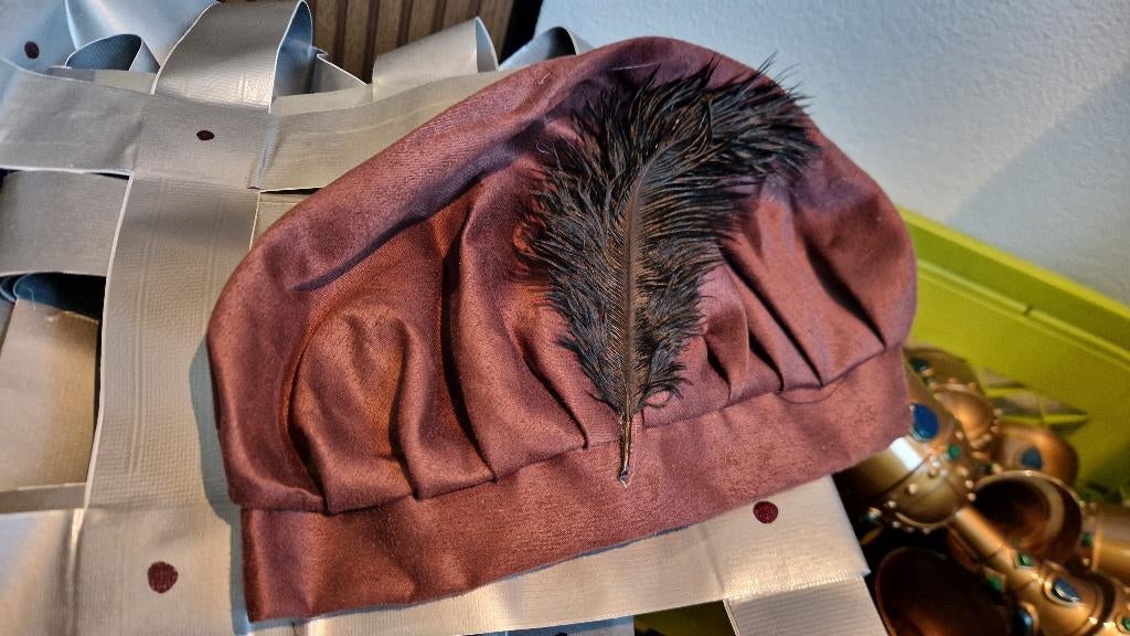 Bruine baretten met veer, middeleeuws, Ophalen of Verzenden, Nieuw, One size fits all