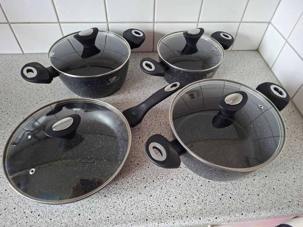 Pannenset met 3 kookpannen, 1 koekenpan en glazen deksels, Pannenset, Ophalen of Verzenden, Zo goed als nieuw, Rvs