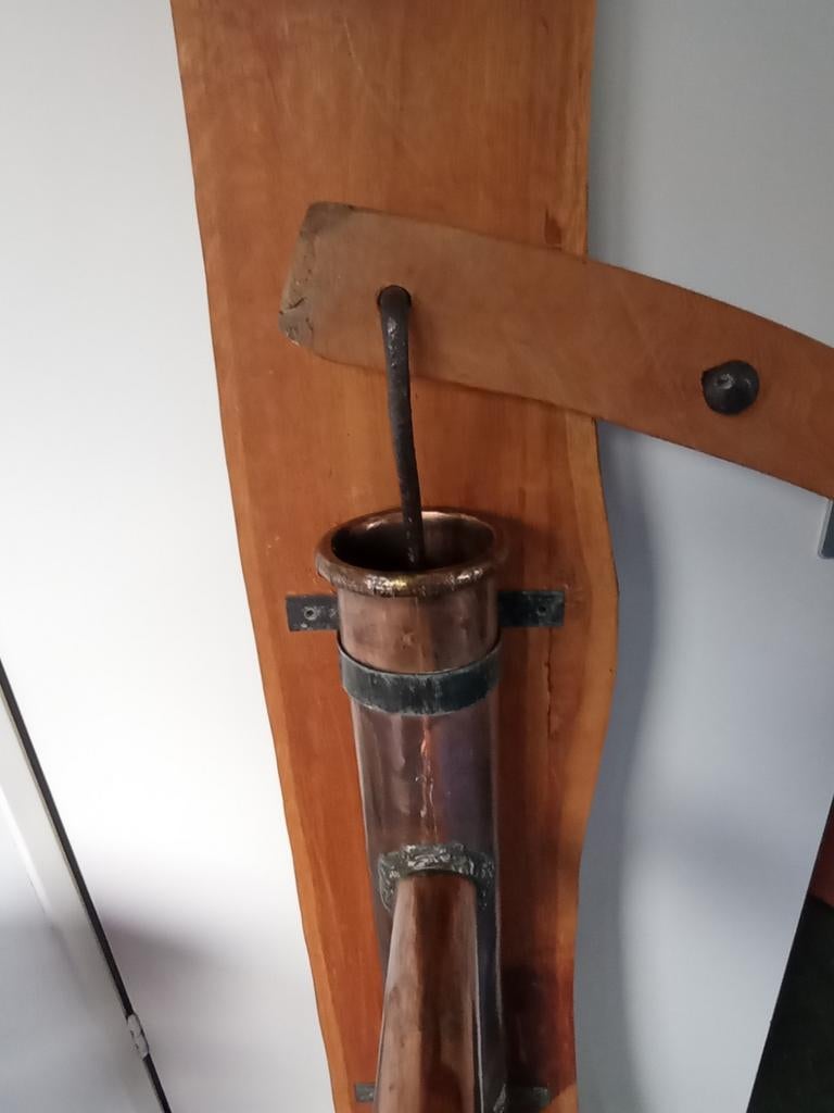 Antieke koperen waterpomp op houten plank - 100 jaar oud, Antiek en Kunst, Antiek | Koper en Brons, Ophalen