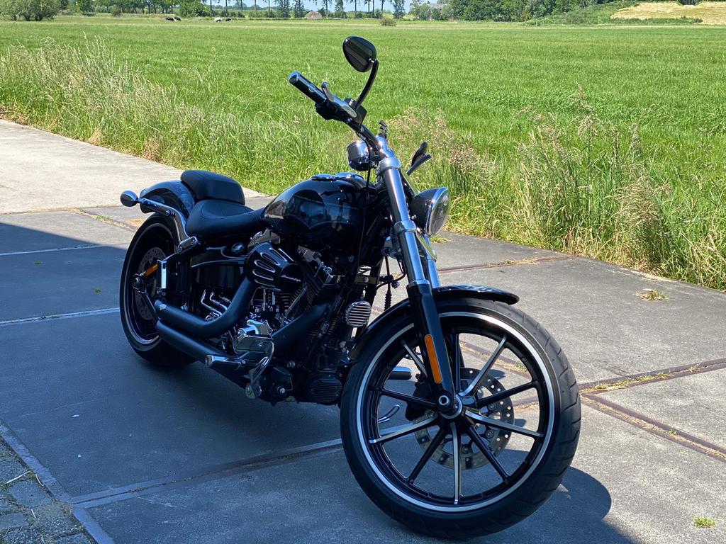 Prachtige gepainte Harley Davidson FXSB Breakout (2016), 2 cilinders, Chopper, Particulier, Meer dan 35 kW