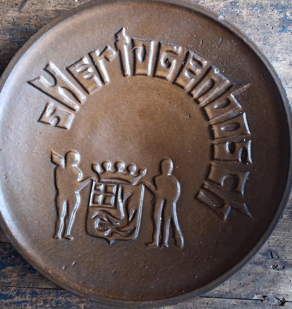 Schaal. 's Hertogenbosch.  Keramisch. 37 cm., Ophalen, Porselein of Keramiek, Schaal, Rond