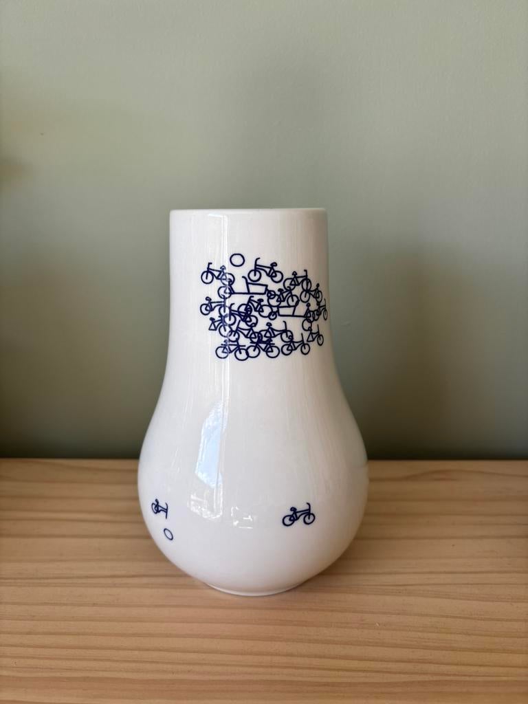 Heinen Delfts Blauw vaas ‘de blauwe fiets nr. 1’, Ophalen, Blauw, Aardewerk of Porselein, Zo goed als nieuw