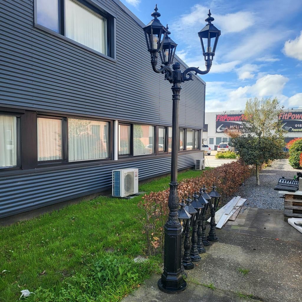 Zwarte tuinlantaarnpaal met drie lampen, Staande lamp, Aluminium, Ophalen of Verzenden, Netvoeding