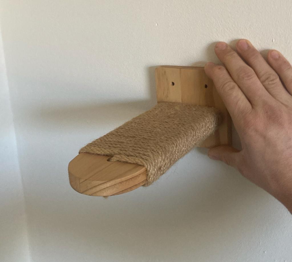 wandgemonteerde krabpaal / cat climbing stair, Ophalen, Nieuw