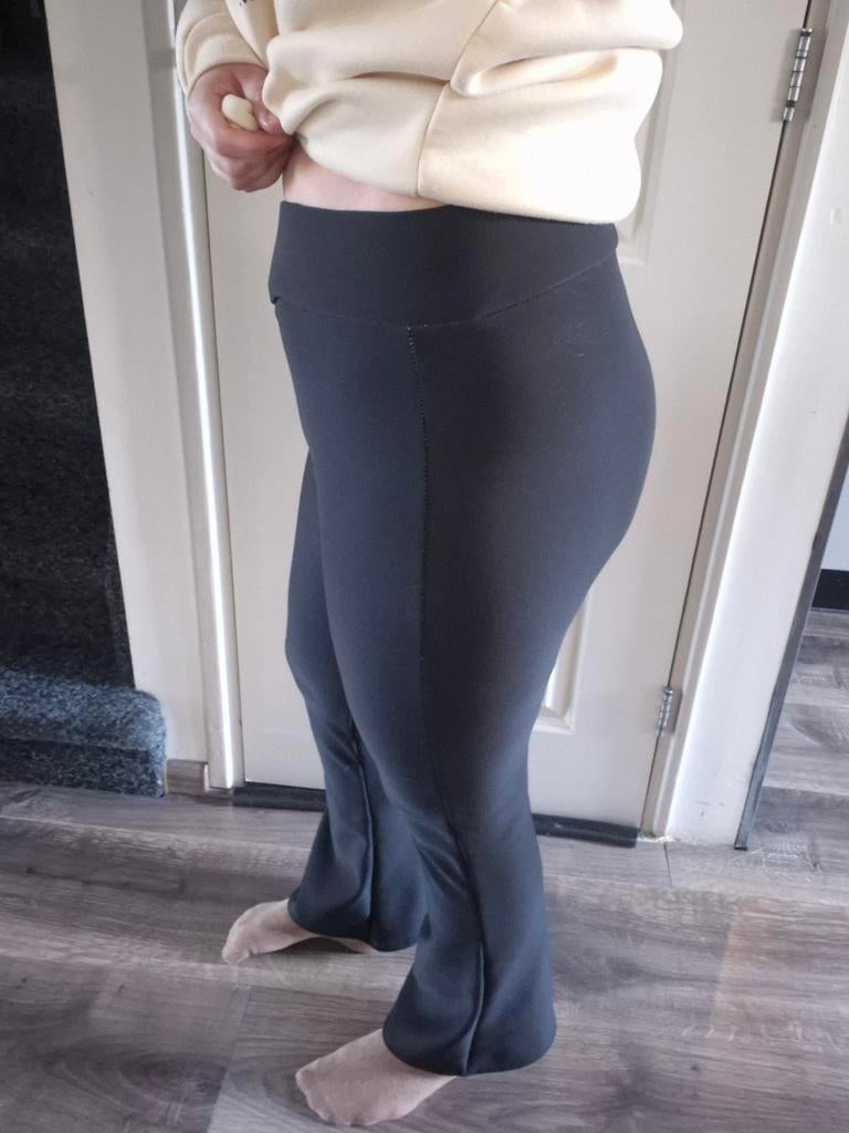 V shape legging gevoerd flared maat L 40 42 lengtemaat 30 32, Zwart, Maat 42/44 (L), Ophalen of Verzenden, Zo goed als nieuw