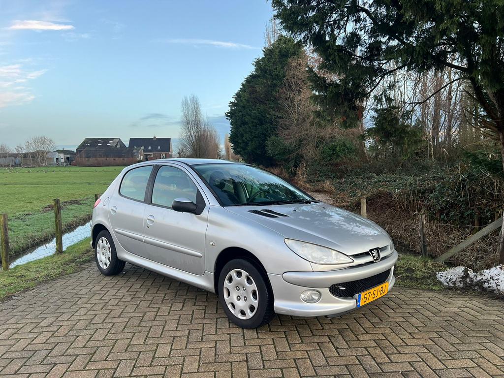 Peugeot 206 1.4 5 deurs Airco zuinig goedkoop lage km NAP✅, Voorwielaandrijving, Stof, 4 cilinders, Origineel Nederlands