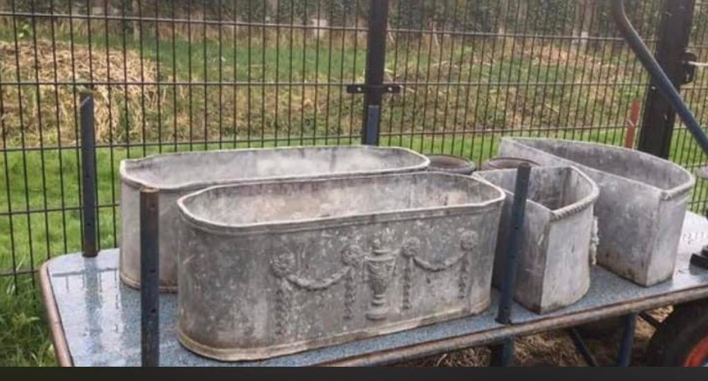 OUDE PLANTENBAK VAN LOOD, Ophalen