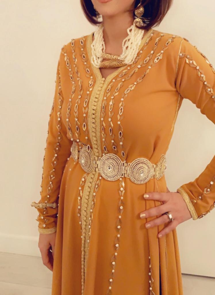 Te koop mooie okergele kaftan met mooie stenen zgan, Overige typen, Geel, Ophalen of Verzenden, Zo goed als nieuw