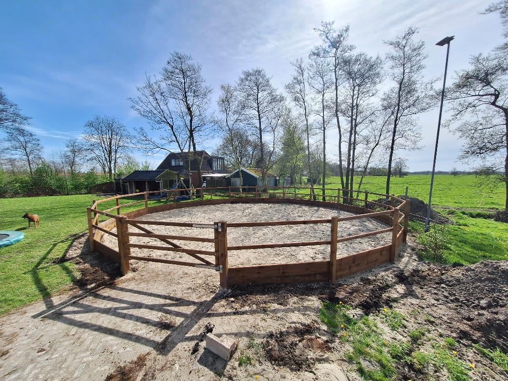 Houten omheining, paardenbak, paddocks, weiland