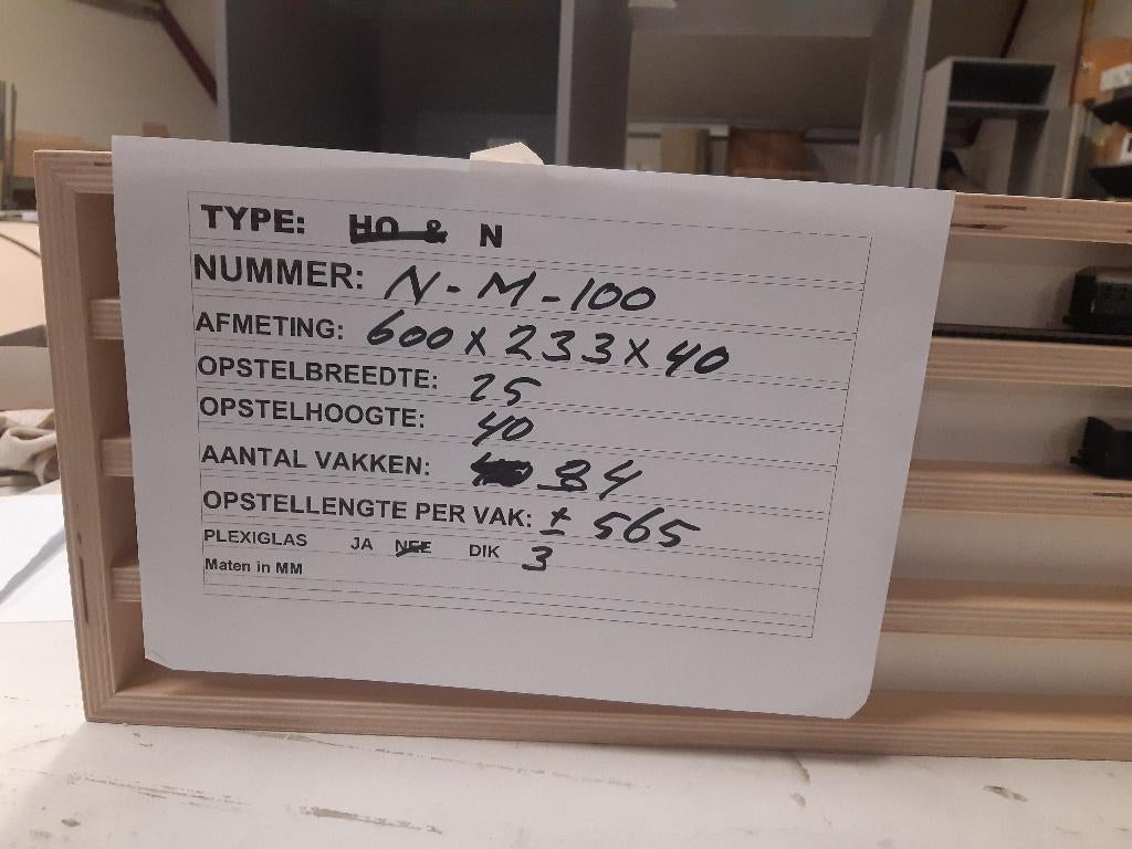 Vingerhoedje: N-M-100, multiplex wandvitrine, vitrine, nieuw, Ophalen of Verzenden, Nieuw