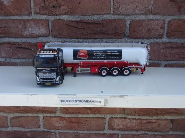 WSI  Volvo  FH4  Globetrotter  van  Strack  Vloeren., Ophalen of Verzenden, Nieuw, Bus of Vrachtwagen, Wsi