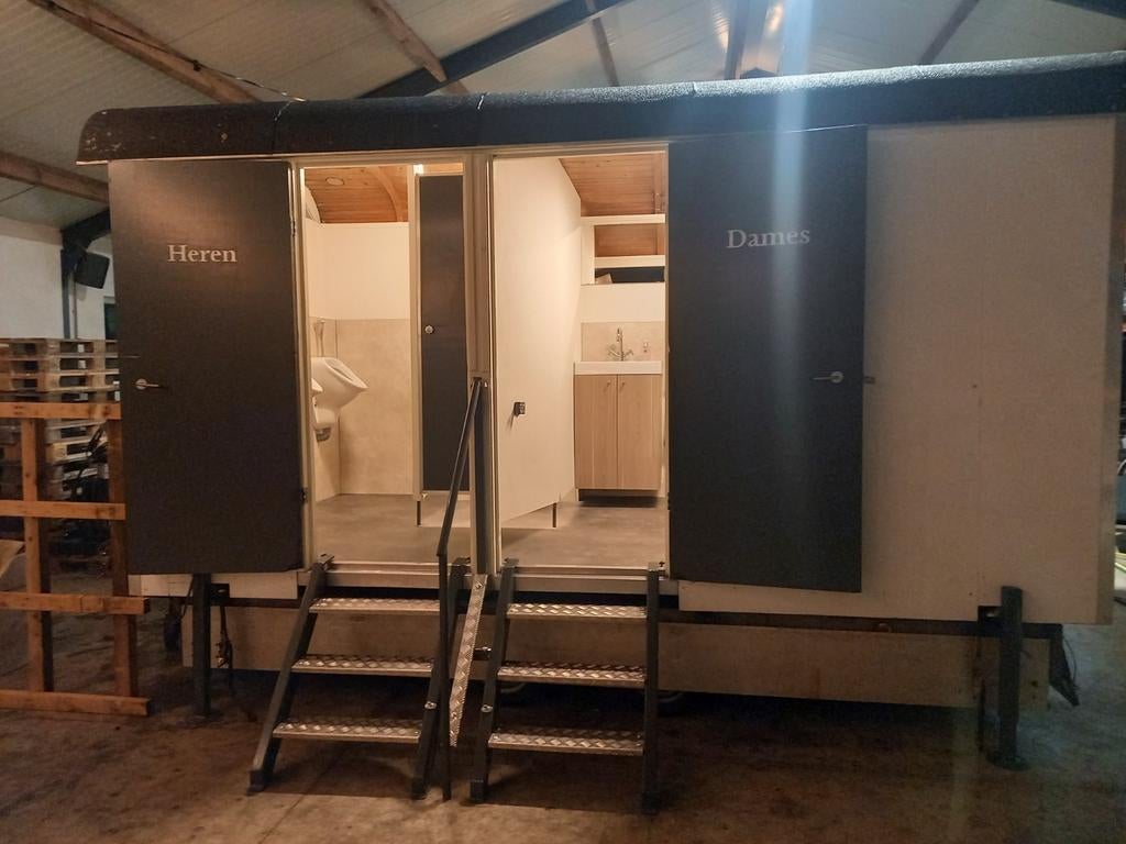 Nette wc wagen toiletwagen te huur!, Hobby en Vrije tijd, Feestartikelen | Verhuur, Ophalen, Zo goed als nieuw, Overige
