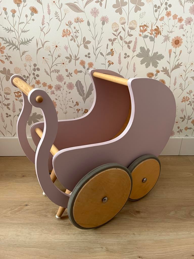 Houten poppenwagen lila, Kinderen en Baby's, Speelgoed | Houten speelgoed, Ophalen, Zo goed als nieuw, Duw- of Trekspeelgoed
