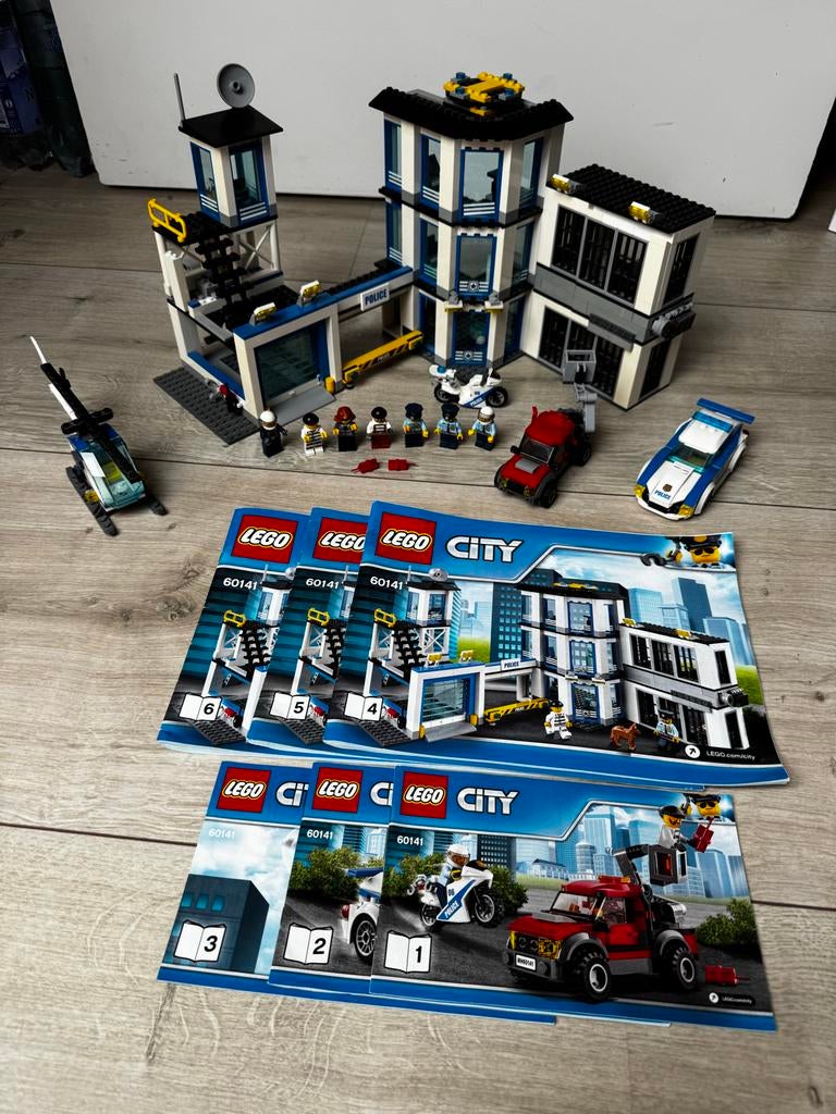 Lego City Politiebureau 60141 met extra politieauto 60142, Ophalen, Zo goed als nieuw, Complete set, Lego