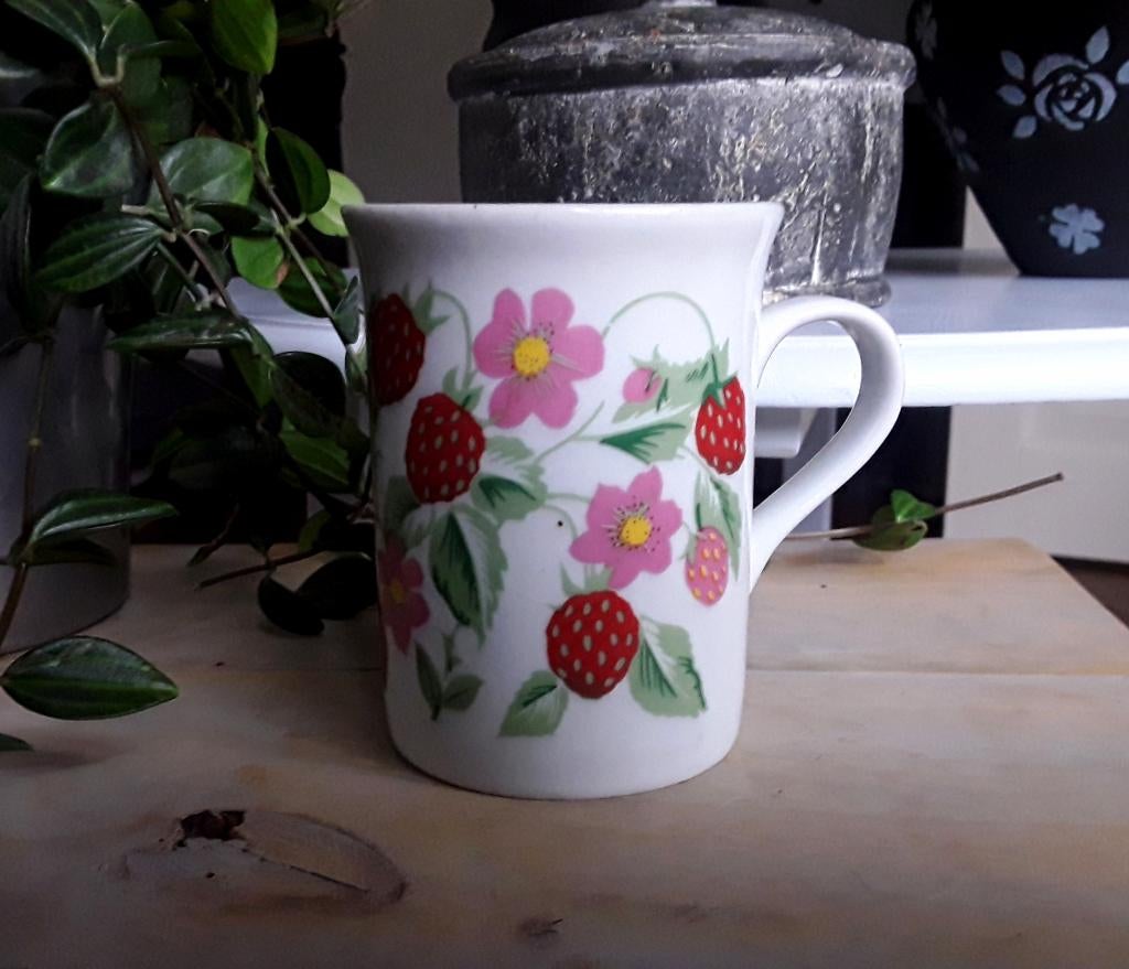 Mok - beker - aardbeien - aardbeienplant - aardbeienbloesem, Huis en Inrichting, Gebruikt, Keramiek, Ophalen of Verzenden, Overige stijlen