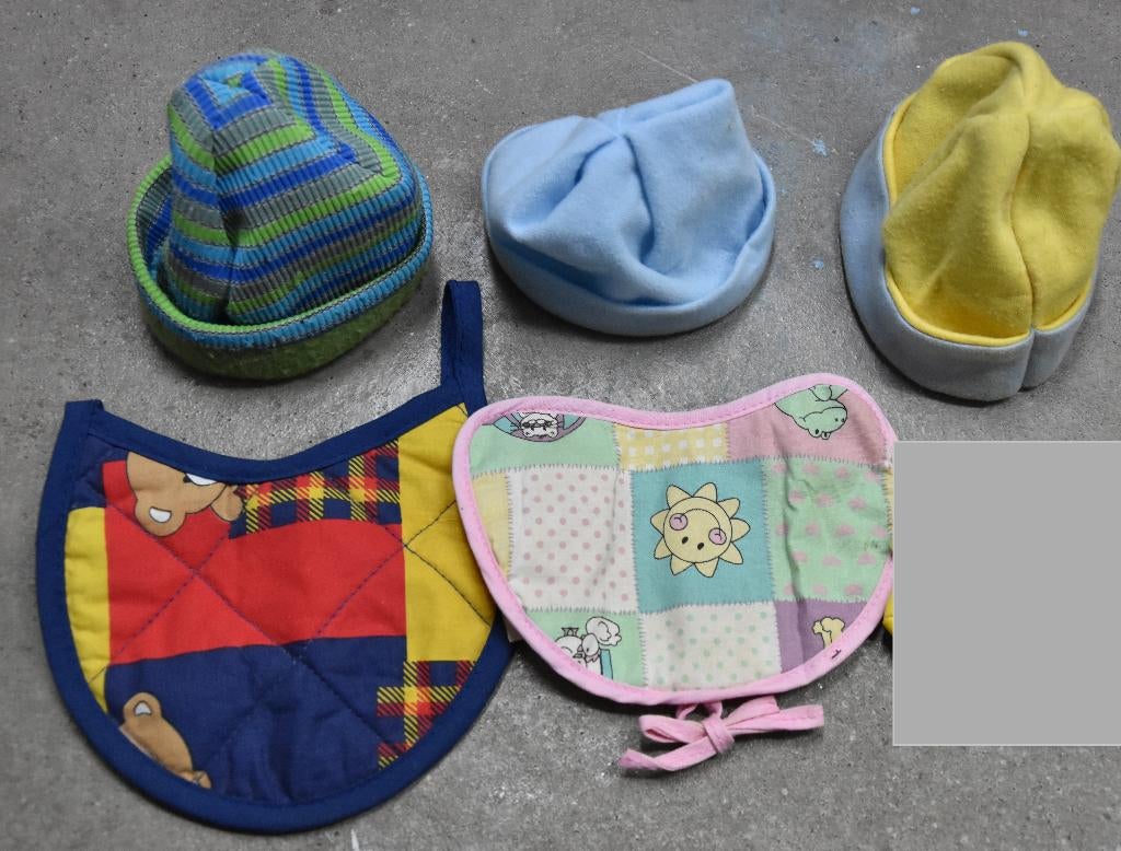 zapf kinder speelgoed poppen 3 mutsen & 2 slabbers chouchou, Kinderen en Baby's, Ophalen of Verzenden, Zo goed als nieuw, Babypop