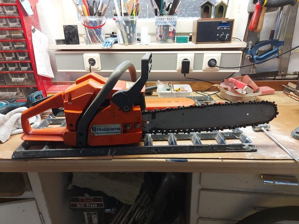 Te koop: Husqvarna 136 kettingzaag – loopt, aandacht nodig, Tuin en Terras, Hand-tuingereedschap, Ophalen, Gebruikt, Overige soorten