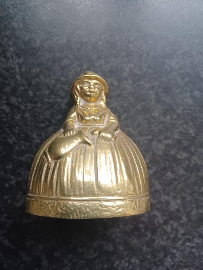 Messing tafelbel (klederdracht vrouwtje), Ophalen