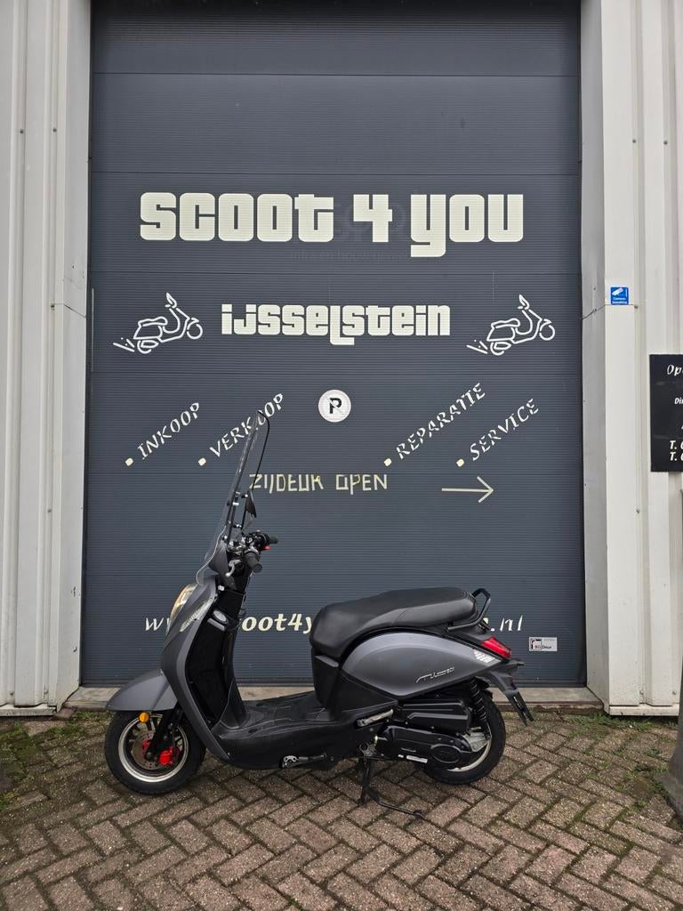 Sym Mio 50i Brom 2018 Mat-Grijs 8000 KM Windscherm Garantie, Fietsen en Brommers, Scooters | SYM, Ophalen, Zo goed als nieuw, Benzine