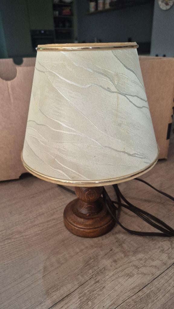 Vintage tafellamp met houten voet, Ophalen of Verzenden, Gebruikt, Stof, Minder dan 50 cm