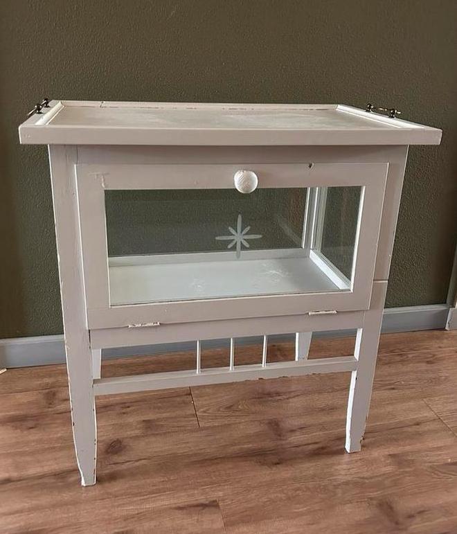 Theekastje met geslepen glas, Ophalen