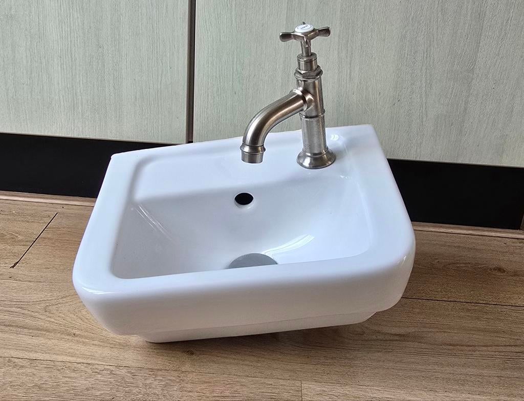 Wc wastafel met mooie kraan van Villeroy & Boch, Ophalen, Gebruikt, Steen, Wastafel