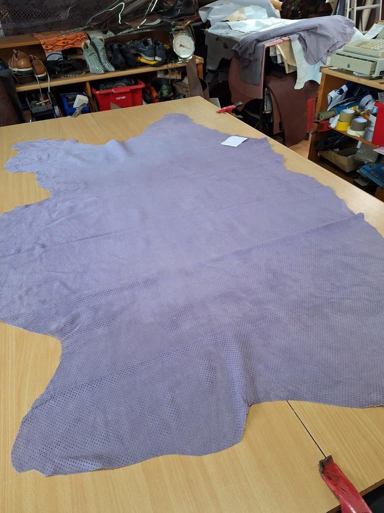 Pigskin suède, zeer fijn geperforeerd, Hele huid 13,75 euro, Hobby en Vrije tijd, Stoffen en Lappen, Nieuw, Leer of Kunstleer