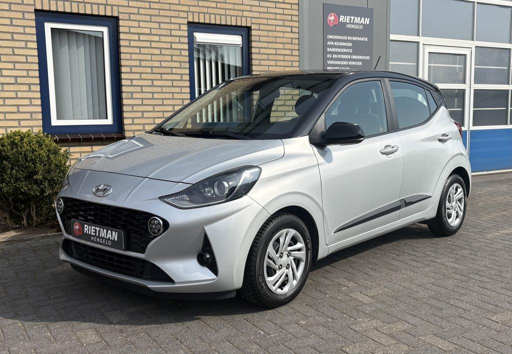 Hyundai i10 1.0 Premium CAMERA-1E EIGENAAR-BTW (bj 2021), Keurmerk '100% Onderhouden', Gebruikt, 899 kg, 4 stoelen