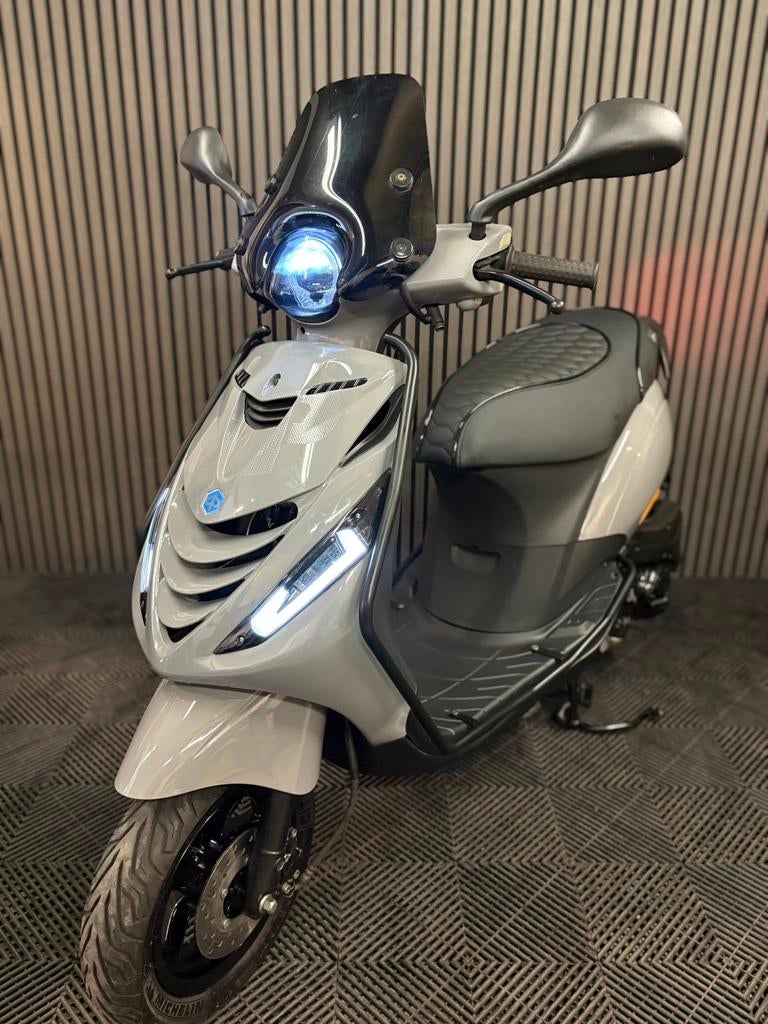 PIAGGIO ZIP 4T 2V BROM 2017 FULL OPTION NARDO GREY, Maximaal 45 km/u, Zip, Ophalen of Verzenden, Zo goed als nieuw