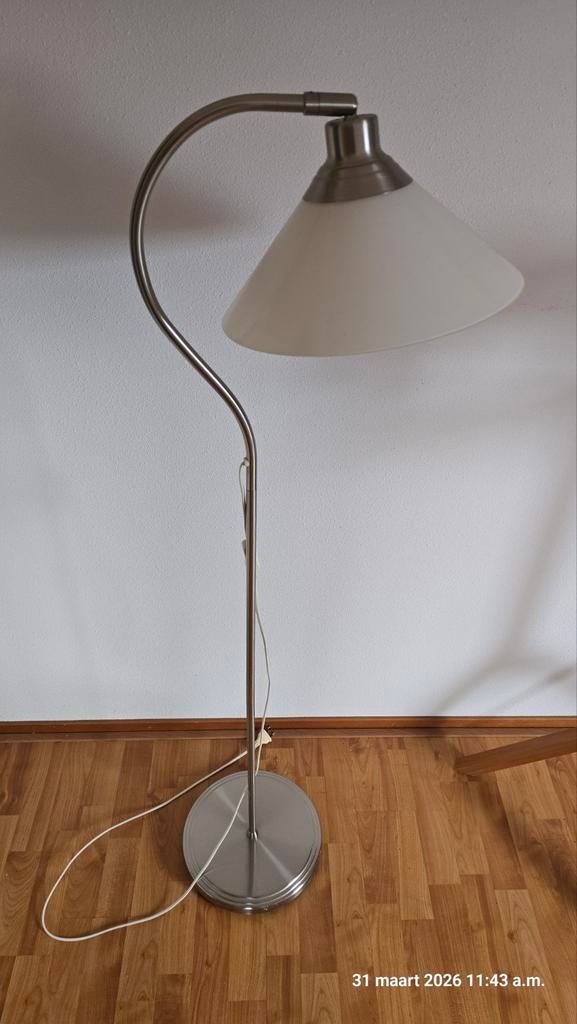 Moderne Staande Lamp met Gebogen Arm en Witte Kap, Huis en Inrichting, Lampen | Vloerlampen, Ophalen, Gebruikt, Glas, Modern