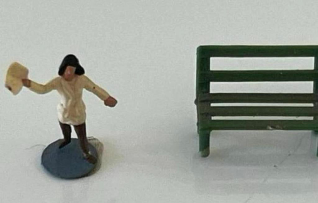 Super leuk miniatuur bankje plus een poppetje, Ophalen of Verzenden, Gebruikt, Overige typen