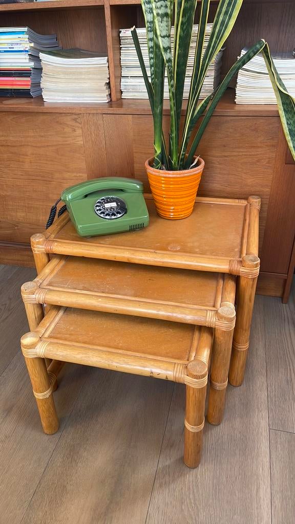 3 selige set retro bamboe bijzettafels, Ophalen, Zo goed als nieuw, Rechthoekig, Minder dan 55 cm