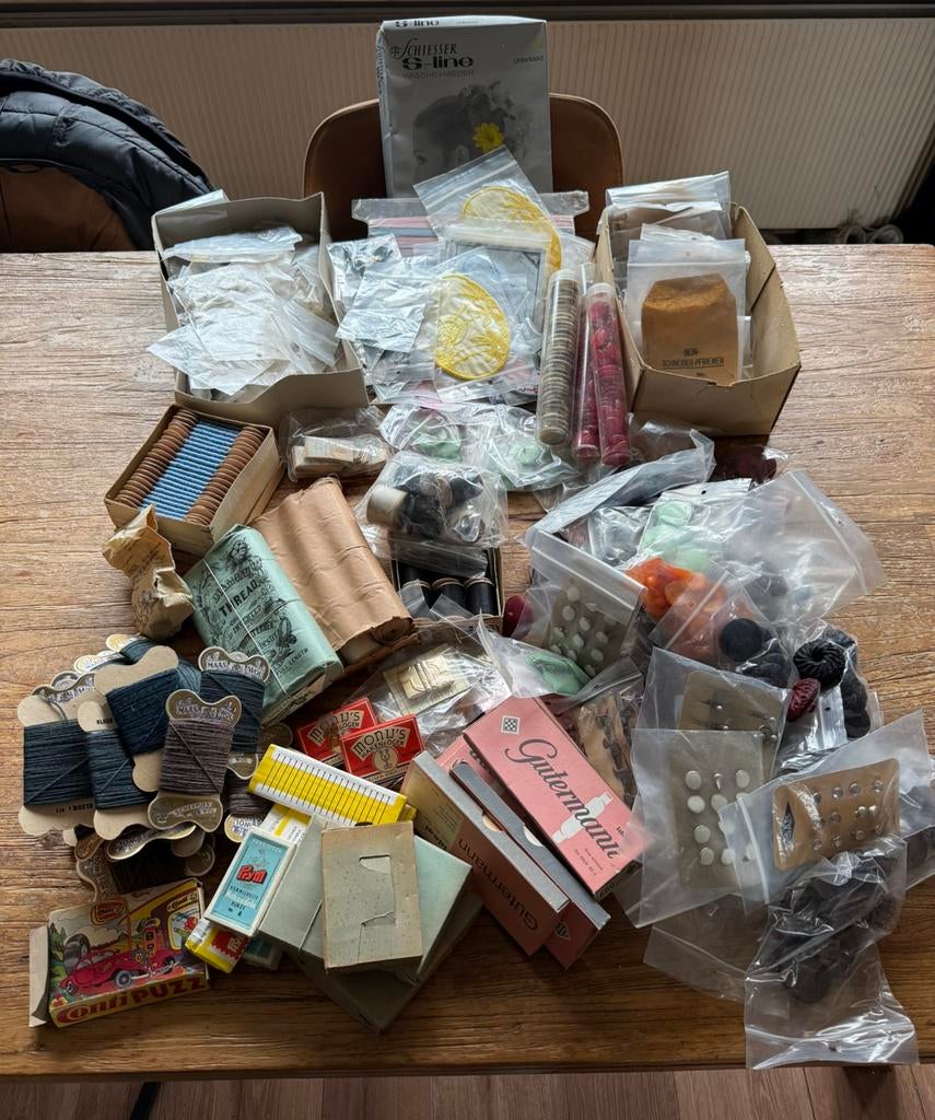 Grote partij antieke knopen, naalden, gespen, draad, patches, Nieuw, Ophalen of Verzenden, X, Knoop of Knopen