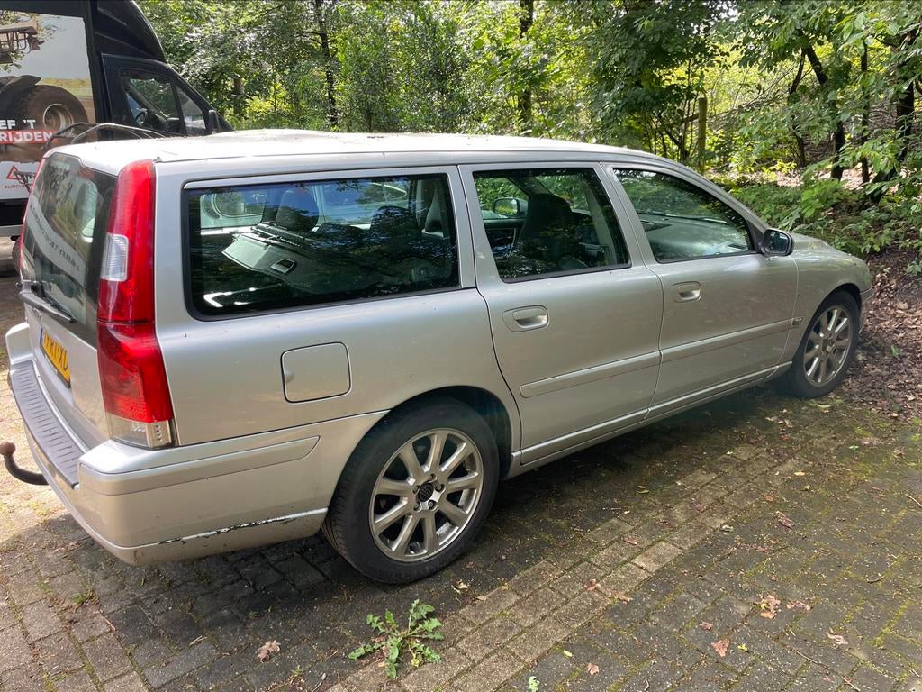 Volvo V70 2.4 D5 AUT 2005 Grijs- bak defect, Auto's, 1800 kg, 163 pk, Stationwagon, Diesel