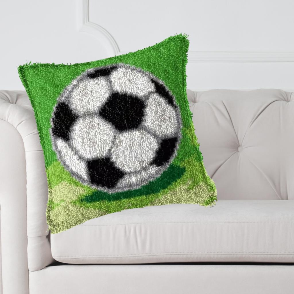 Smyrna, latch hook kussen, diy kit, voetbal, zelf maken