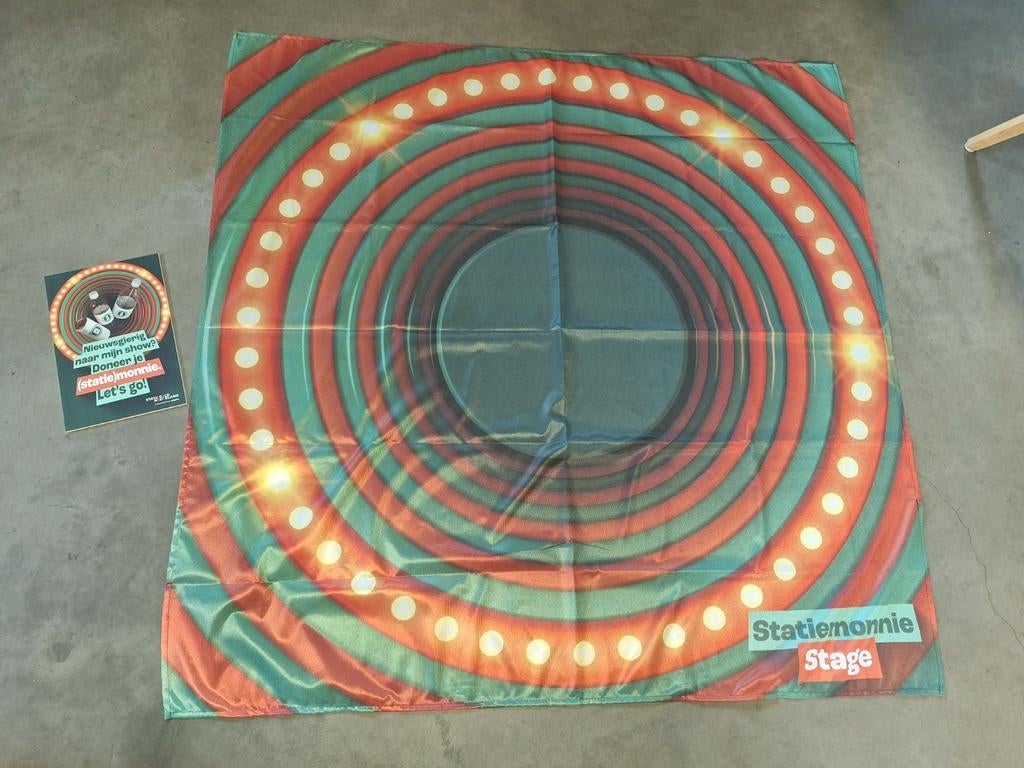 Origineel Statiemonnie Stage Kleedje met Bord – Koningsdag, Diversen, Rommelmarktspullen, Zo goed als nieuw, Ophalen of Verzenden