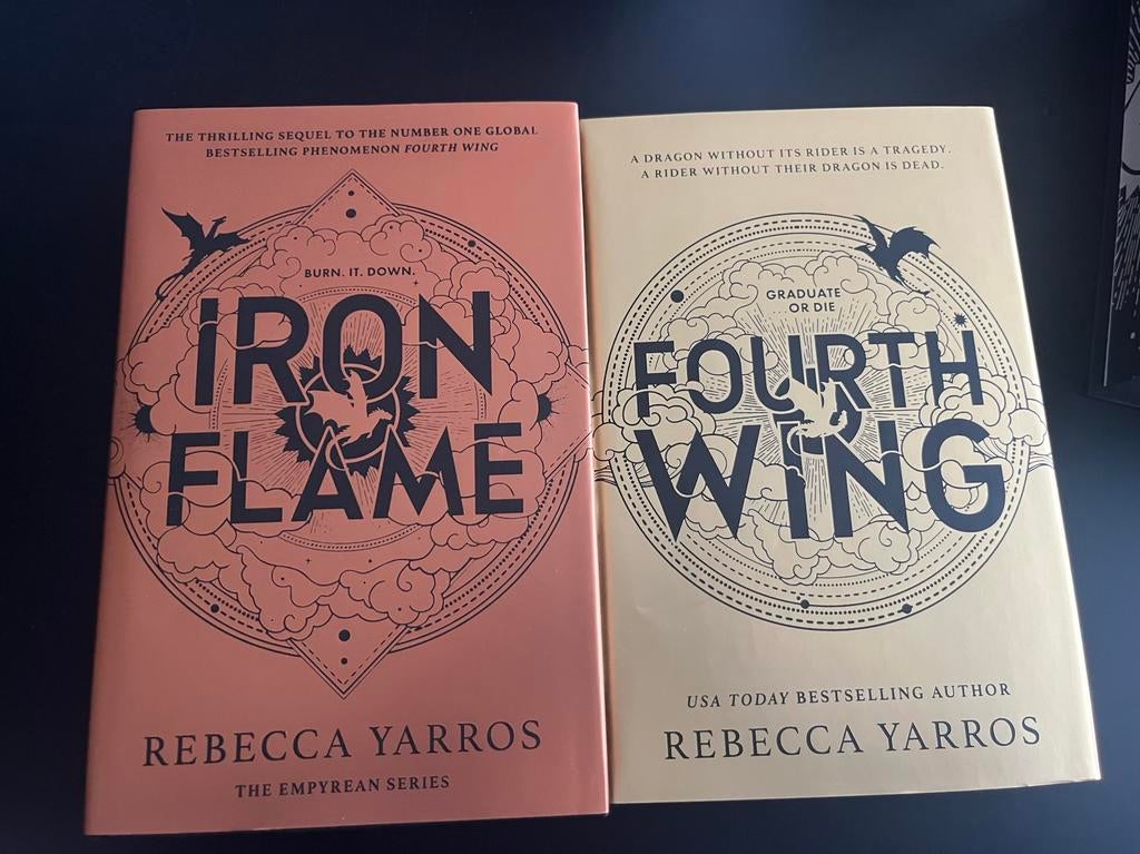 fourth wing en iron flame rebecca yarros fairyloot, Boeken, Fantasy, Ophalen of Verzenden, Zo goed als nieuw
