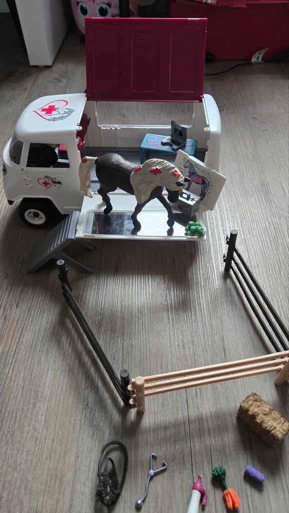 Schleich Paarden Ambulance met Toebehoren, Verzamelen, Speelgoed, Ophalen of Verzenden, Zo goed als nieuw