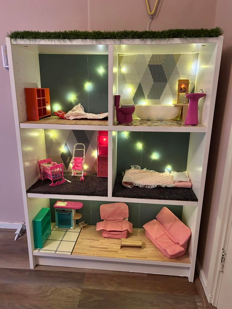 Barbie poppenhuis van Ikea Kallax kast, Kinderen en Baby's, Speelgoed | Poppenhuizen, Ophalen, Zo goed als nieuw, Poppenhuis