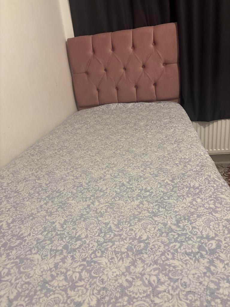 Mooie eenpersoonsbed met roze hoofdeinde, Huis en Inrichting, Slaapkamer | Boxsprings, Ophalen, 90 cm, Eenpersoons, Bruin