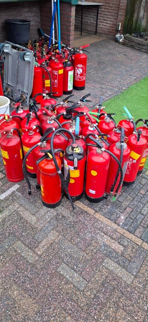 30 afgekeurde brandblussers, Ophalen