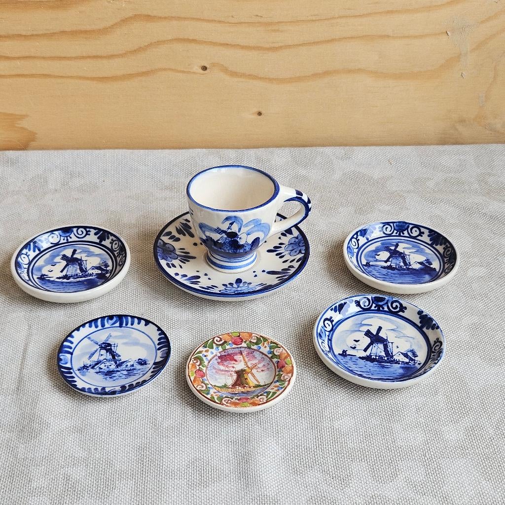 Set van miniatuur bordjes en een kop en schotel Delfts blauw, Verzamelen, Porselein, Kristal en Bestek, Zo goed als nieuw, Kop en/of schotel