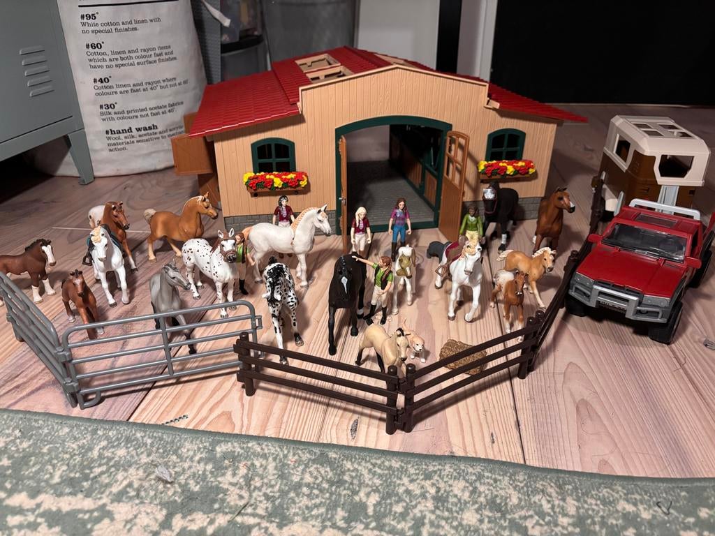 Schleich Farm World Stal met accessoires, Verzamelen, Speelgoed, Ophalen, Zo goed als nieuw