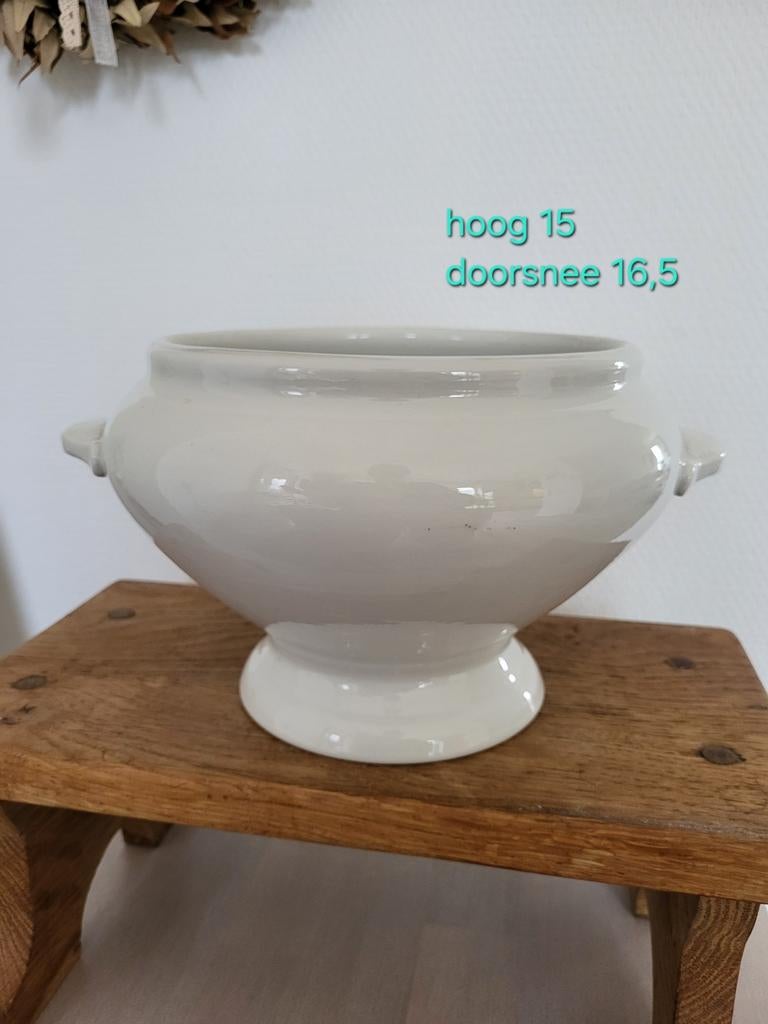 Mooie schaal Petrus Regout op "poot", Ophalen of Verzenden